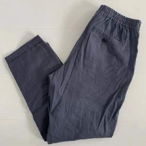 Drawstring linnen pant. Relaxed fit- size S/M. Waist 39cm - Outseam 94cm - Inseam 67cm - Leg opening 20cm