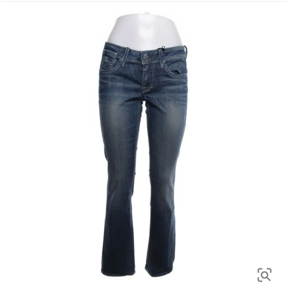 Mörk blåa low waist bootcut jeans! Jätte jätte snygga från sellpy men de var tyvärr för stora, kom privat för egna bilder eller frågor 💕orginal märket är g star. Jeans & Byxor.