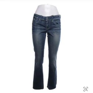 Low waist bootcut  - Mörk blåa low waist bootcut jeans! Jätte jätte snygga från sellpy men de var tyvärr för stora, kom privat för egna bilder eller frågor 💕orginal märket är g star