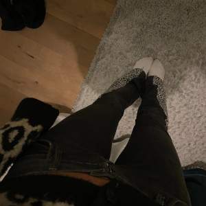 Coola jeans som är bootcut men jag har själv sytt på leopard tyg( notera att det går att sprätta bort) midjemåttet tvers över är ca 40 och Innerbenslängden 86 cm🥰