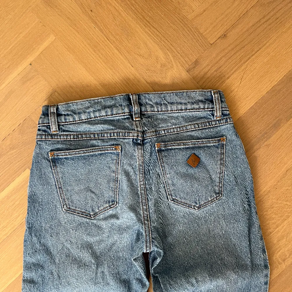 Säljer dessa lågmidjade abrand jeans i storlek 25, då dom är för små för mig. Nypris är 1000 kr. Där är i nyskick😊. Jeans & Byxor.