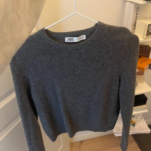 Stickad tröja  - En stickad tröja ifrån zara. Använd 2 gånger 