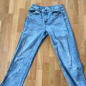 Hej! Säljer ett par jeans från Lindex i bra skick. Storlek 170cm eller 14y. 50kr Hör av vid frågor😊