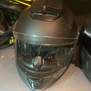 Öppningsbar mc hjälm  - Fint skick  Öppningsbar  