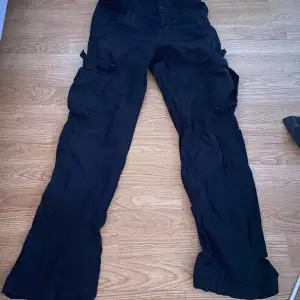 Low waisted black cargo pants från H&M (Divided) använda ganska mycket men bra skick, använder inte längre, orginal pris 200kr