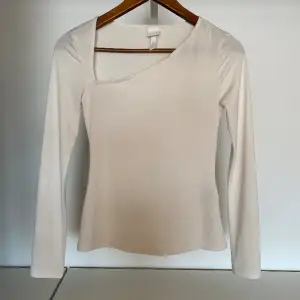 Jättefin vit tröja som är lite genomskinlig, har även som ett snitt vid axeln. Köpt på h&m i storlek xs. 🤍Skulle säga att den är normal i storleken. Köpt för 199 men säljer för 60 kr.💓
