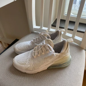 Nike air Max 270 - Så fina Nike air Max 270 som är väldigt sparsamt använda! Nypris 2000