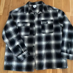 Rutig Skjorta  - En hel ny skjorta i 100 bomull,  bra för kyliga dagar! 