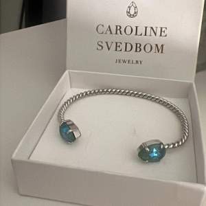 Säljer mitt jättefina silvriga armband från Caroline Svedbom. Säljer för att jag använder inte silver smycken längre då jag föredrar guld. Inga defekter eller liknande 🌟