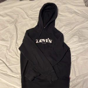 Levis hoodie - Köpt för 700kr. Skriv för frågor eller intresse😃🍾