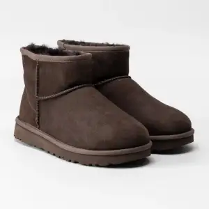 Jag säljer mina äkta uggs, i storlek 38. Ny pris 2200kr, priset kan diskuteras. Dem är använda  men i bra skick, bilder är tagna från internet men skriv för fler bilder.