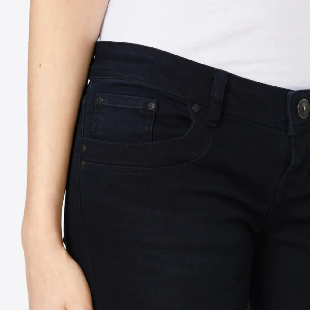 Säljer mina svarta ltb jeans för att jag råkade ta fel storlek så de passade inte så bra på mig❤️ . Jeans & Byxor.