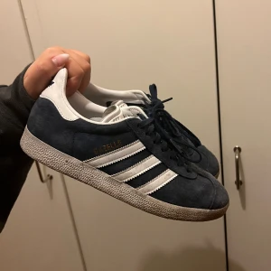 Adidas gazelle  - Marinblå gazelles som är rätt använda men fortfarande i fint skick! Köparen står för frakten 🎀
