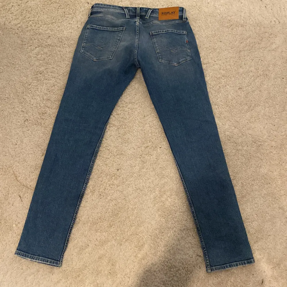 Hej säljer nu mina helt nya anbass replay jeans med slitningar, endast testade säljer då de var för stora för mig. [Skick: 10/10] [Nypris:1800:-] [Mitt pris: 900]   Hör av er vid frågor och funderingar, priset är inte hugget i sten. . Jeans & Byxor.