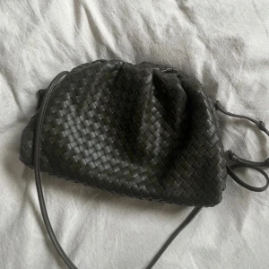 Jackie väska  - Super snygg Jackie väska. Den har inga defekter, som ny o är köpt för 2400kr🥰