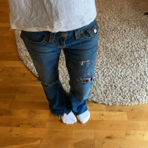 True religion jeans - Säljer mina supersnygga true religion jeans😍😍Jag har sytt ut dem själv, men det är bra utsytt👍Dem är storlek W26 och midjemåttet är 38cm rakt över. Dem sitter bra i längden på mig som är 161cm😊Köpta på Sellpy men bra skick😊