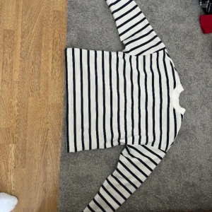 Randig tröja - Lute varmare randig tröja med fick på bröstet🩷