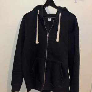 Zara hoodie och T-shirt - Hej säljer min Zara hoodie och en ljusblå t-shirt som passar bra till.  Hoddien är i storlek L och tröjan är i storlek M.  300 för båda tillsammans.  BVSA