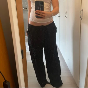 LINNEBYXOR - Ett par svarta linnebyxor ursprungligen från H&M. Köpta här på Plick, använda 1 gång. Oversized och Low waist beroende på hur man vill ha dem! 🤩💞