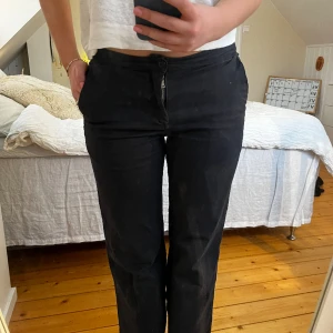 Lågmidjade byxor  - Lågmidjade liknande kostymbyxor från Brandy Melville! Det är upsprätade nedtill och passar mig som är 172-173cm Midjemått: 38cm Innerben: 77cm  Hör av er om ni har några frågor 🙌🙌