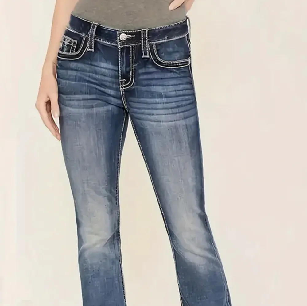 Säljer dessa jeansen som är helt oanvända då dom ej passade mig💕 jag är 169 och dom va lite för korta för mig i längden. Skulle säga att dom passar någon som är 160/165💕. Jeans & Byxor.