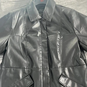 Skinnjacka  - Säljer denna långa skinnjacka i storlek 42. Köpt från new yorker i priset 500( original priset av 800)