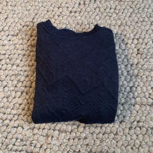 Mörk blå tröja - Säljer denna fina tröja som har används fåtal gånger. Kontakta för fler bilder eller frågor.💗