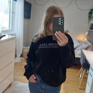 Svart sweatshirt  - Storlek S  Sitter bra, är lite varmare och gosig insida. Passar bra nu till vintern ❤  Priset kan diskuteras 