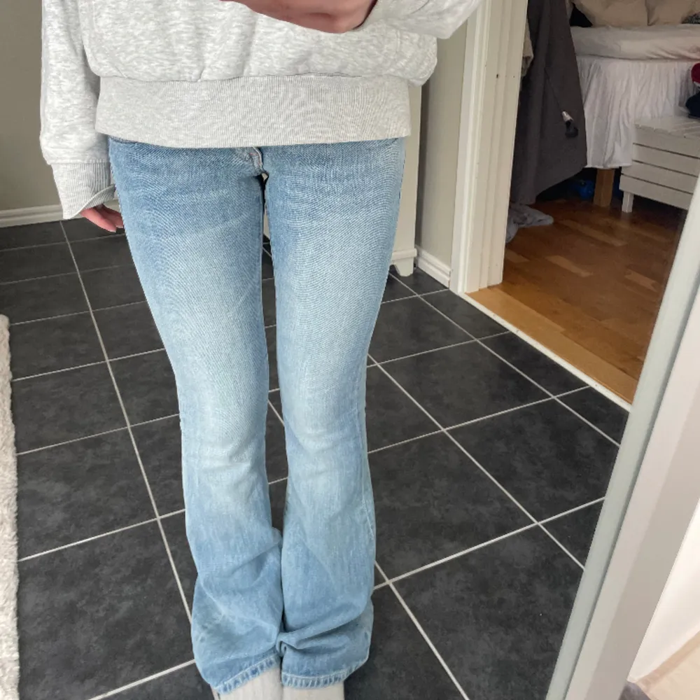 Säljer dessa piss snygga crocker jeansen som TYVÄRR var för små för mig, jag är ca 167 och det är storlek 24 L34. Jeans & Byxor.