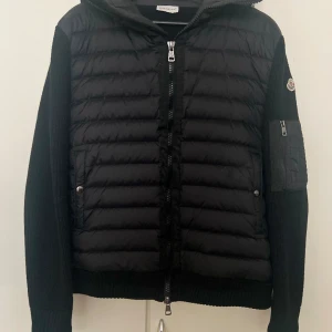Moncler Cardigan  - Hej folket nu säljer jag min Moncler Cardigan som är i storlek XL men Monclers storlekar är ju små i storleken så den passar L också. Den är helt ny den är köpt i november jag har använt den då och då men det är inte min stil, sick 10/10 NFC Tag 👍