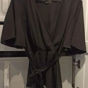 blus🌸 - säljer denna blus från SHEIN, storlek xs/s