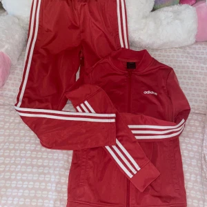 Rött adidas sett till Salu i nyskick!  - Här ser du en röd adidasset i helt nyskick, äkta såklart! Helt ny men kom inte till användning pga inte min stil. Pris kan diskuteras 