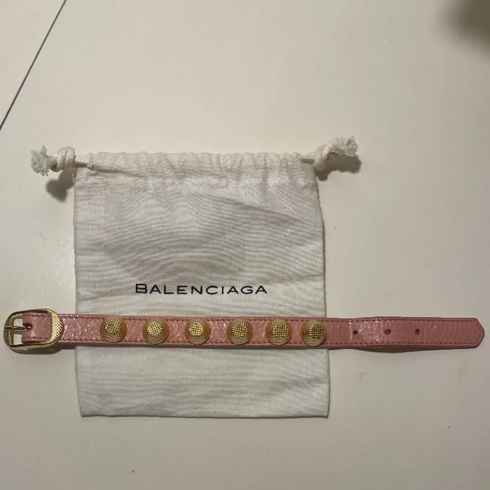 Säljer nu mitt så sjukt snygga rosa balenciaga armband med guldiga nitar. . Accessoarer.