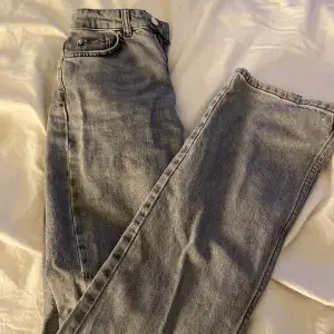 Gråa bootcut jeans från Gina Tricot som är true to size