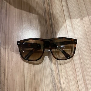 Ray ben boyfriend  - Hej! Säljer ett par Raybens i modellen boyfriend, inga skador för fler fråger är det bara att skriva