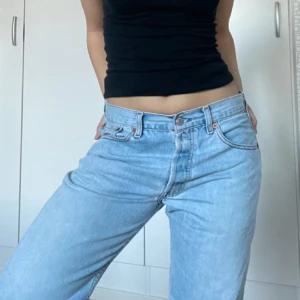 levi jeans - lågmidjade vintage levi 501 i en sååå snygg ljusblå tvätt