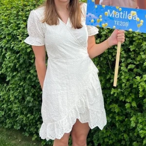 Vit klänning  - Jag säljer nu min studentklänning som jag hade förra året. Den är endast använd en gång och är i bra skick. Perfekt till studenten eller bara till sommaren🩷
