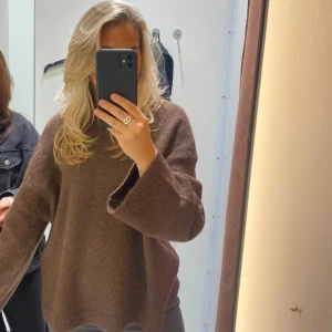 Knitted sweater - Slutsåld stickad tröja från Gina Tricot, köpt för ett år sen, använd ett fåtal gånger, fint skick🫶🫶