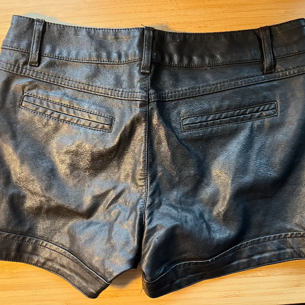 Så snygga lädershorts som är för små för mig. De är i perfekt skick, sitter så snyggt!. Shorts.