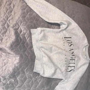 Basic-sweatshirt-light grey - Det är skönt tröja i storlek 146/152. Det är nitt barns och den har blivit liten och är inte använd så mycket.