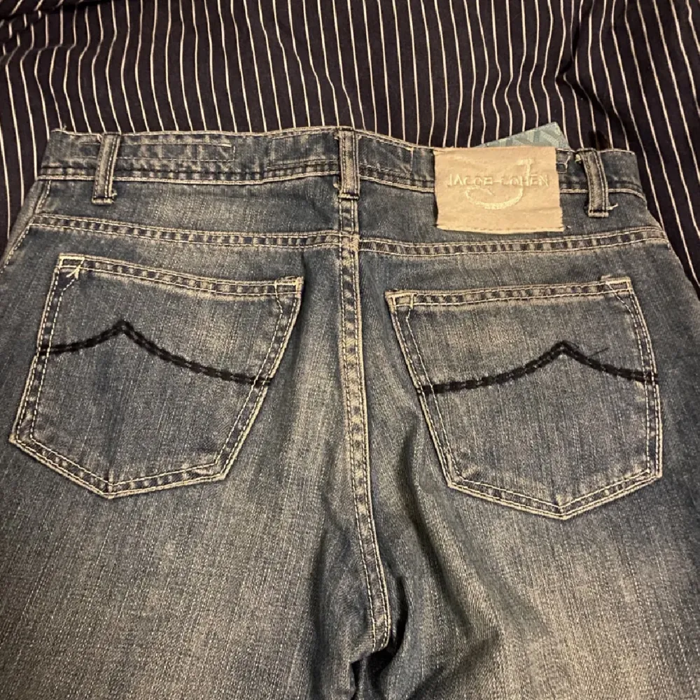 Säljer mina Jacob Cohen jeans som köptes hör på plick, säljer för de inte passar mig, kan även byta. Jeans & Byxor.