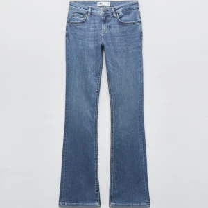 Zara jeans - Säljer dom hära low waisted bootcut zara jeansen som är helt slutsålda på hemsidan, säljer pga att dom ej kommer till användning🥰