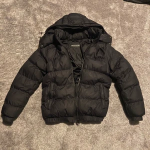 GOODFORNOTHING vinterjacka - Tjena, säljer denna väldigt feta vinterjacka från GOODFORNOTHING i storlek S. Jackan är i väldigt bra och nytt skick, dock så finns det en skada på insidan av jackan ( typ vid armhålan) som syns på sista bilden. Hör av dig om du har fler frågor!