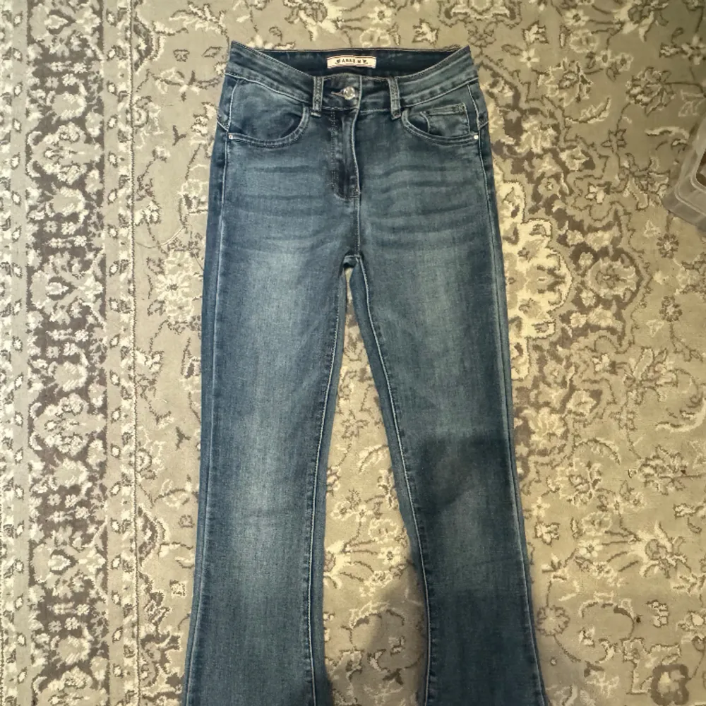 Lågmidjade Passar XS-S Använt ett par gånger  De är lite för korta för mig och jag är 177 cm  Skriv om du vill ha fler bilder!!!!. Jeans & Byxor.