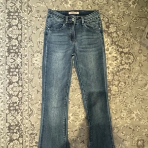 Bootcut  - Lågmidjade Passar XS-S Använt ett par gånger  De är lite för korta för mig och jag är 177 cm  Skriv om du vill ha fler bilder!!!!