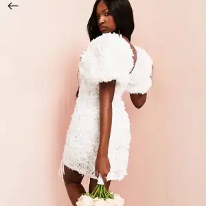 Säljer denna klänningen i storleken 32 är slutsåld på ASOS hemsida och är aldrig använd sitter lappar kvar❤️ 