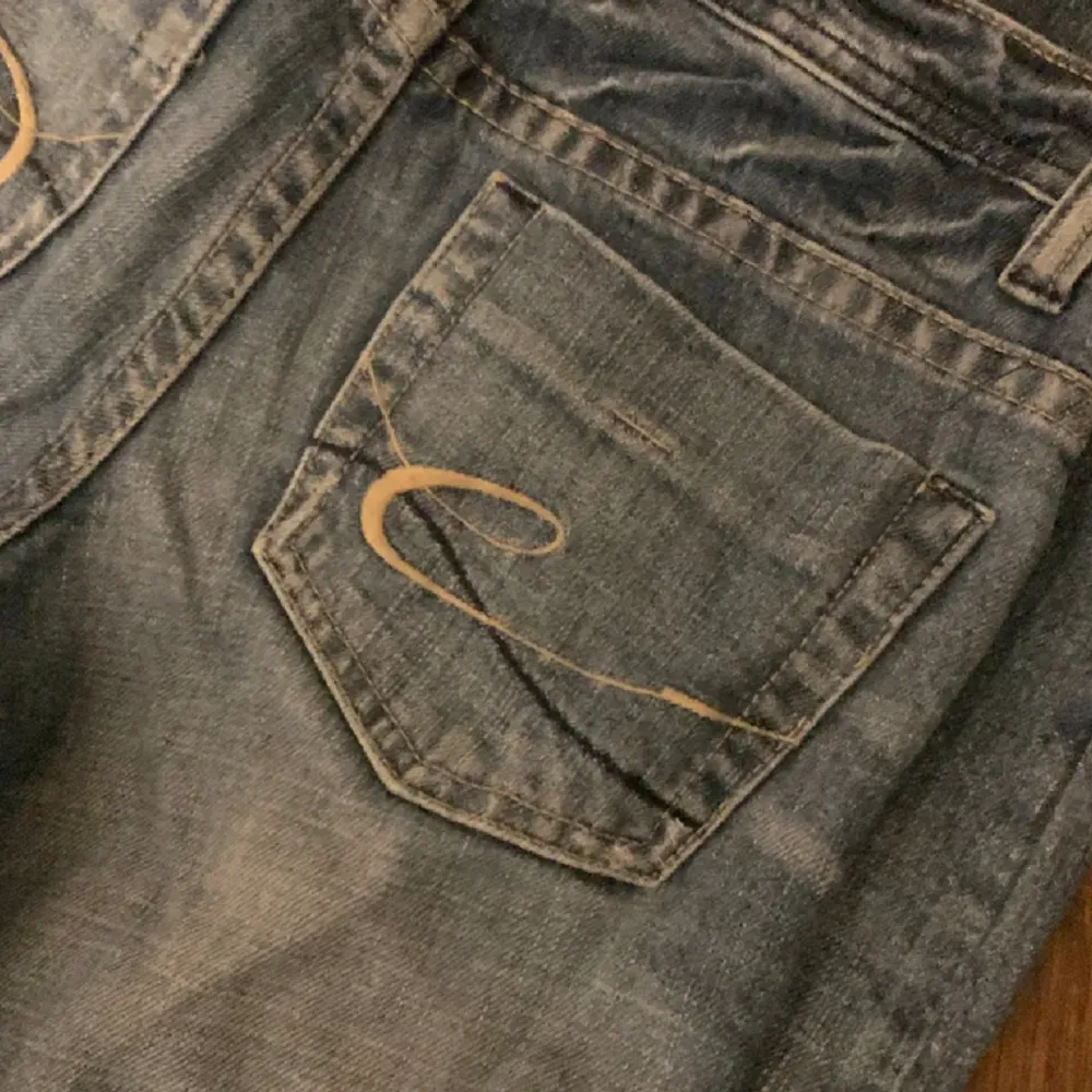 Skit fina lågmidjade byxor från esprit ,säljer pga inte kommer till andvändning💕snygga defekter på baksidan 💕skriv för fler bilder (PRIS KAN DISKUTERAS). Jeans & Byxor.