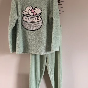 Nalle puh mys dress - Jätte fin aldrig använd .Tröjan är fluffig .Äkta Disney 