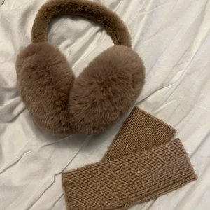 Öronmuffar & torgvantar  - Säljer mina öronmuffar och torgvantar. Endast använda en gång så inprincip som nya. Frakt tillkommer. 80kr tillsammans eller 40 kr var för sig.