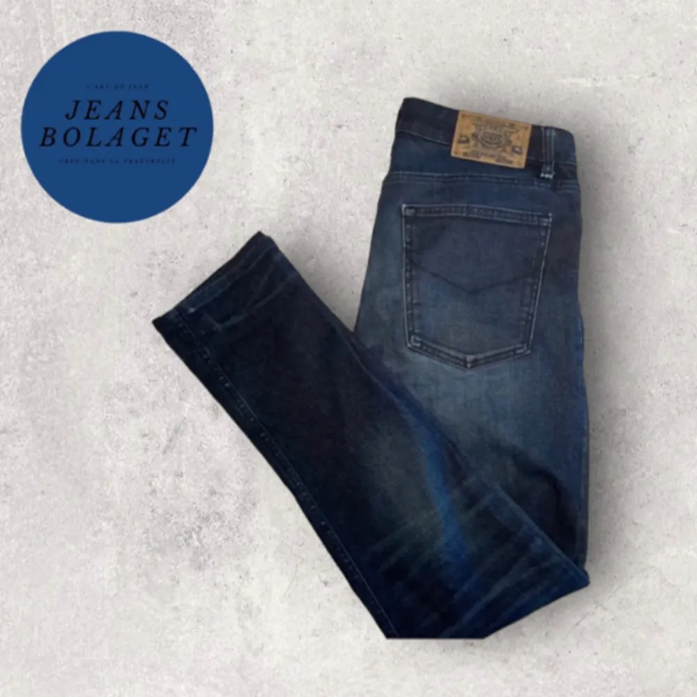 Jättefina jeans från märket crocker i sjukt najs färg och passform. Modellen på bilden är ca 183 cm. Kontakta oss för fler frågor eller funderingar!. Jeans & Byxor.